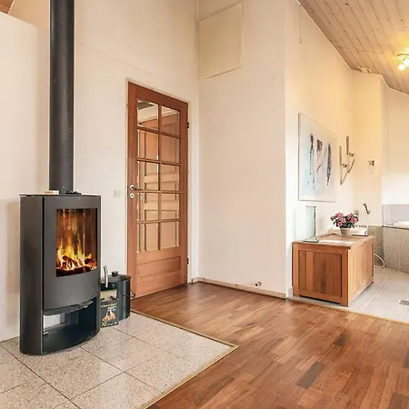 6 Person In Hals-by Traum * Hals