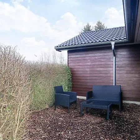 6 Person In Hals-by Traum *