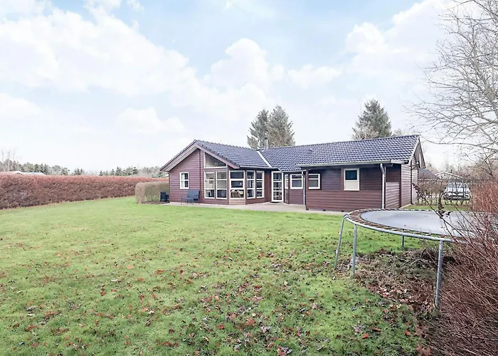 6 Person In Hals-by Traum *