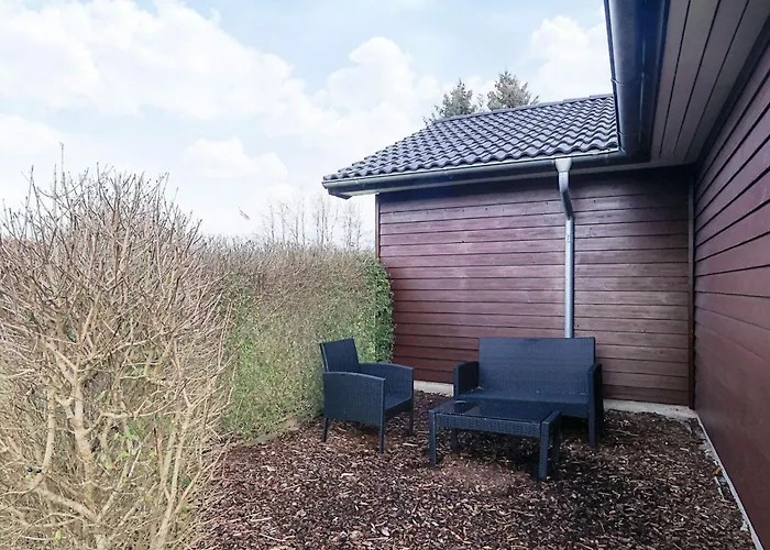 6 Person In Hals-by Traum *